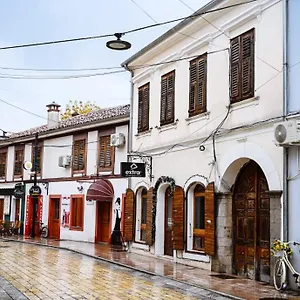 Mon Ami Boutique אלבניה