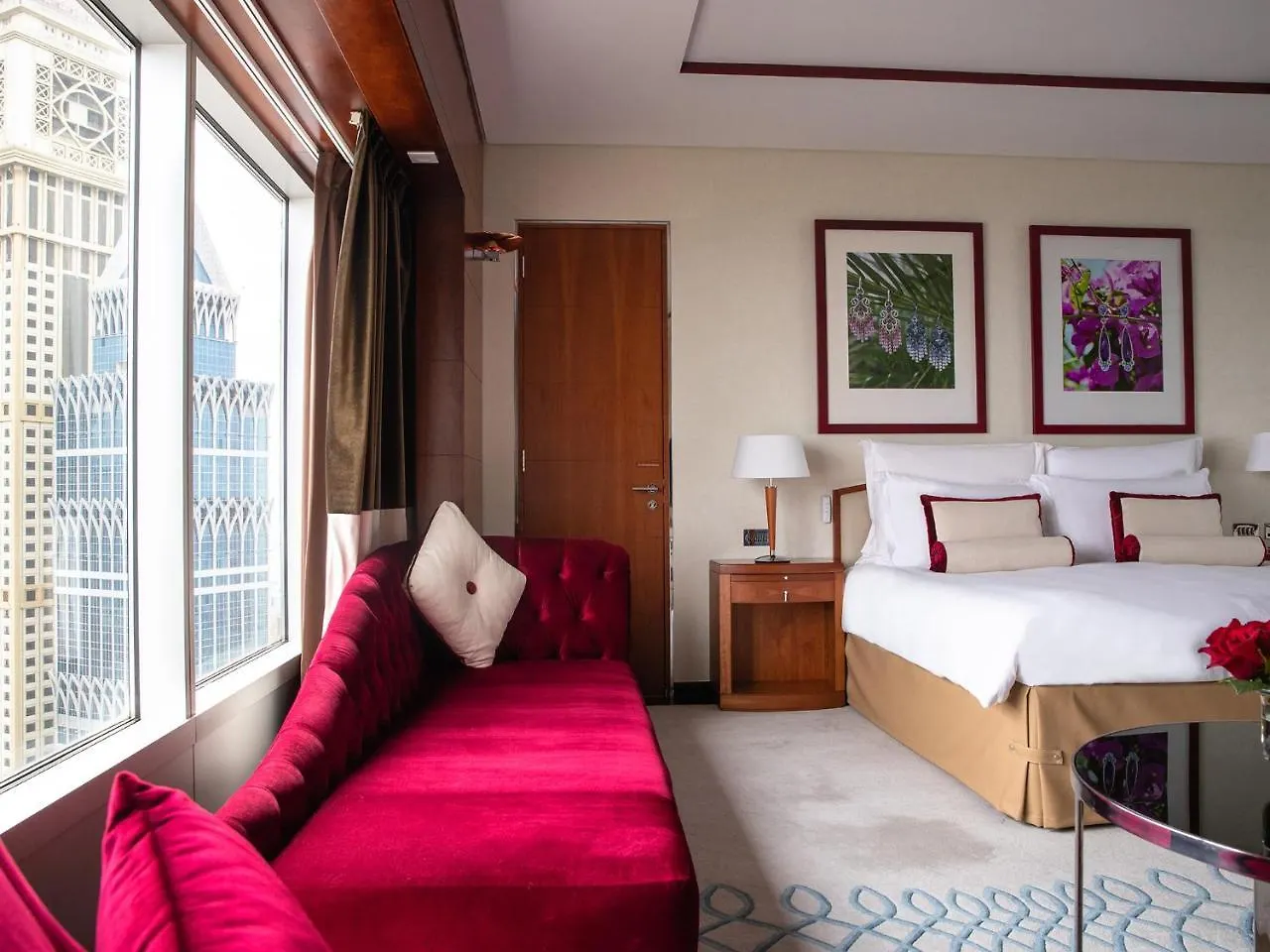 Jumeirah Emirates Towers Dubai 5*,