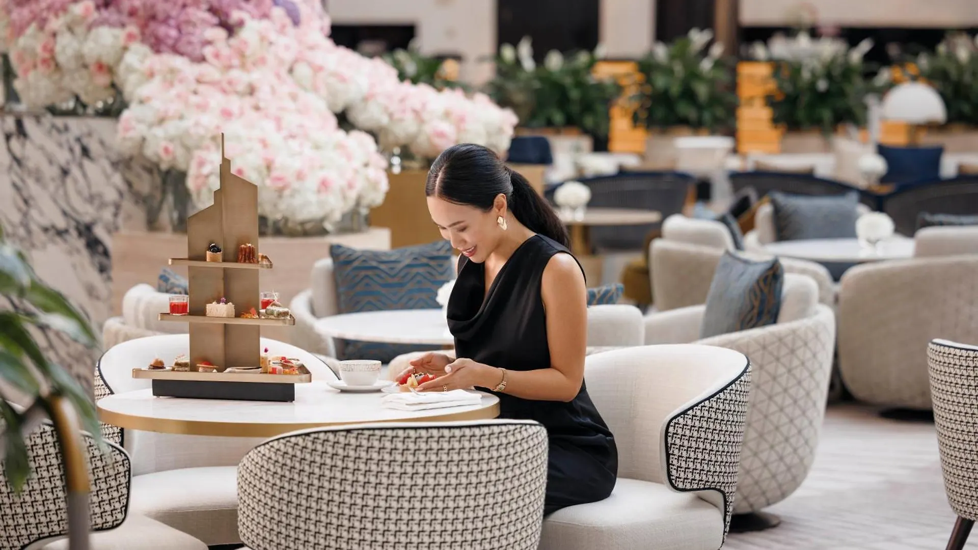 Jumeirah Emirates Towers Dubai 5*,