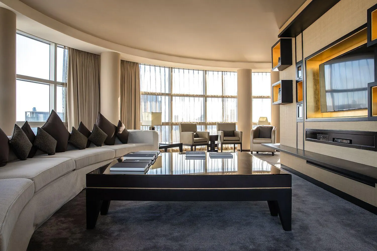 Jumeirah Emirates Towers Dubai 5*,  United Arab Emirates